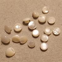 forskellige-gamle-runde-perlemorsknapper-øje-på-bagsiden